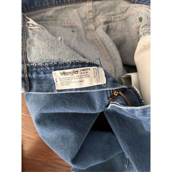 NEW Wrangler Relaxed Jeans - Picture 3 of 9